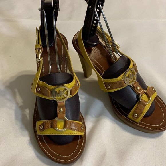 Michael Kors size 8 mustard color sandals/heels - Picture 1 of 11